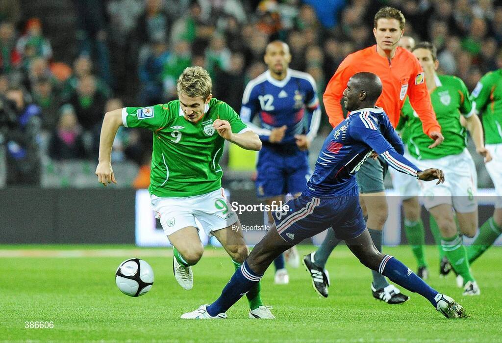 14 November 2009; Kevin Doyle, Republic of Ireland, in action against Alou Diarra, France. FIFA 2010 World Cup Qualifying Play-off 1st Leg, Republic of Ireland v France, Croke Park, Dublin. Photo by Sportsfile