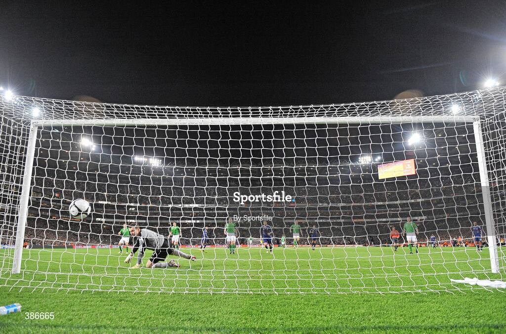 14 November 2009; Shay Given, Republic of Ireland, looks on as France's goal goes past him. FIFA 2010 World Cup Qualifying Play-off 1st Leg, Republic of Ireland v France, Croke Park, Dublin. Photo by Sportsfile