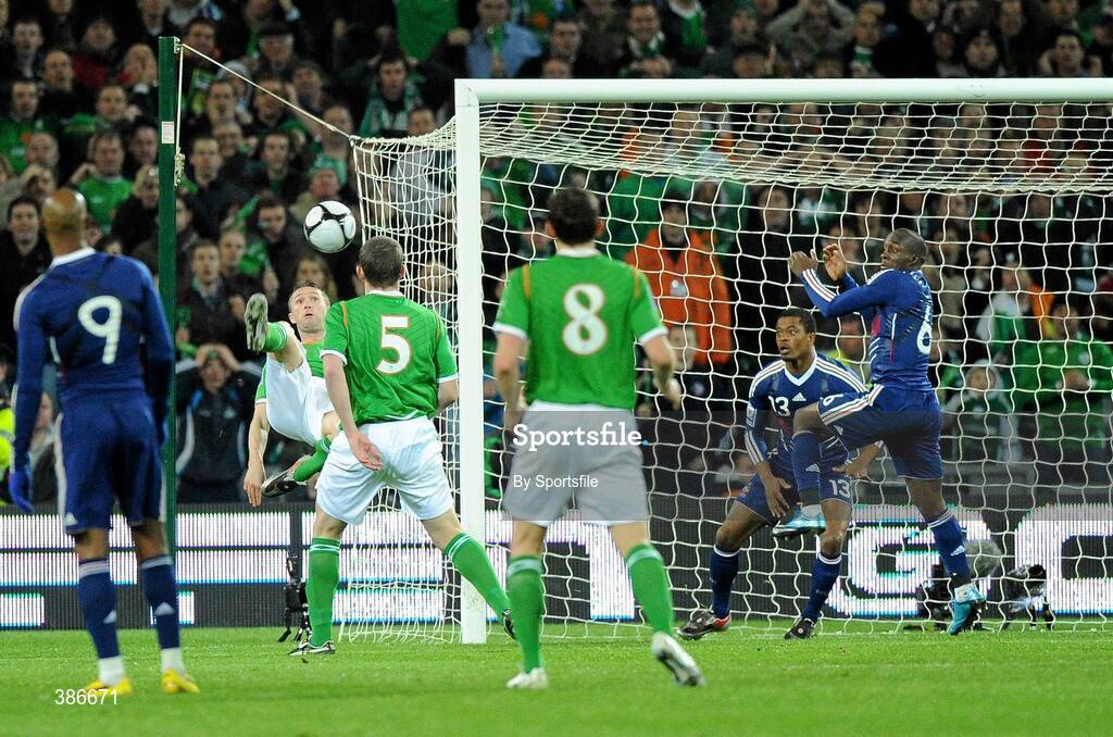14 November 2009; Robbie Keane, Republic of Ireland, attempts a bicycle kick. FIFA 2010 World Cup Qualifying Play-off 1st Leg, Republic of Ireland v France, Croke Park, Dublin. Photo by Sportsfile