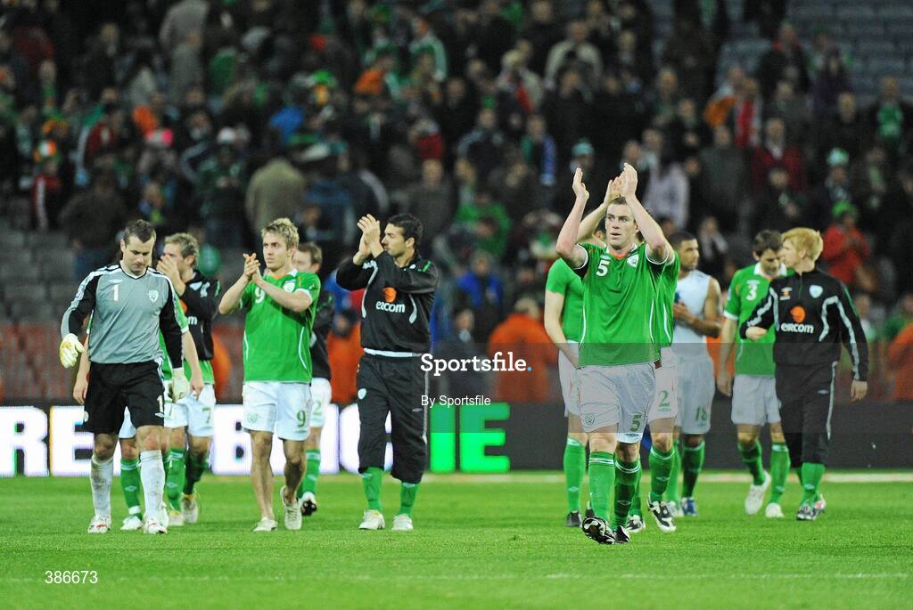 14 November 2009; The Republic of Ireland team salute the fans at the end of the game. FIFA 2010 World Cup Qualifying Play-off 1st Leg, Republic of Ireland v France, Croke Park, Dublin. Photo by Sportsfile