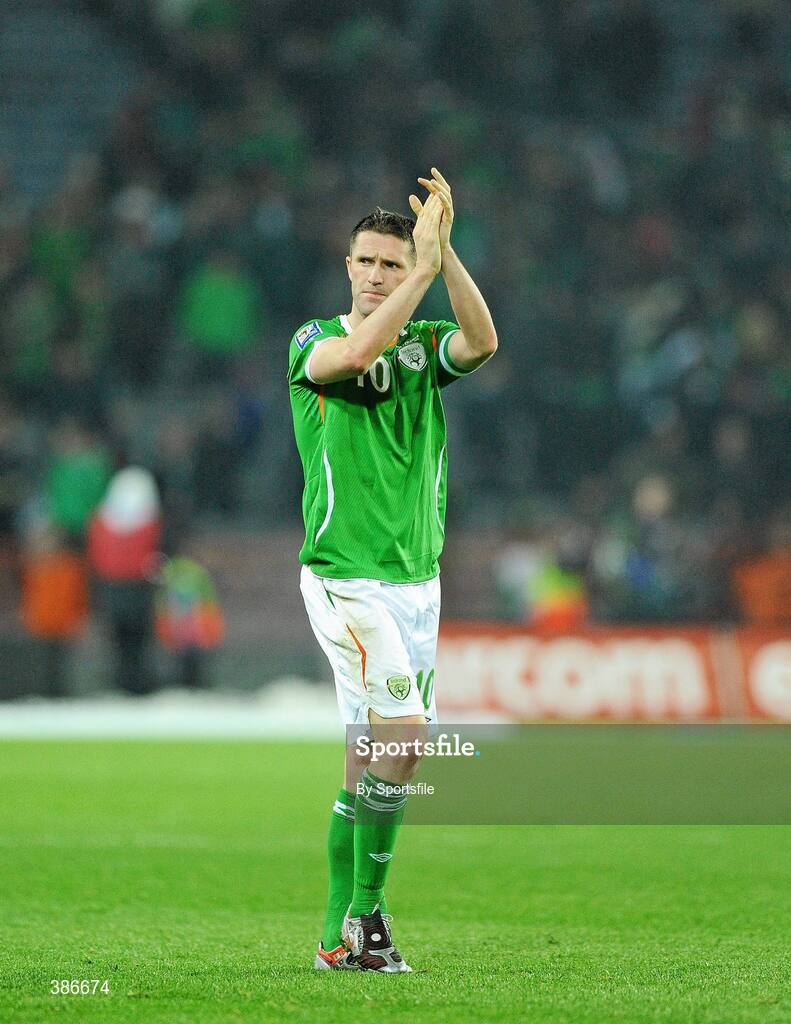 14 November 2009; Robbie Keane, Republic of Ireland, salutes the fans at the end of the game. FIFA 2010 World Cup Qualifying Play-off 1st Leg, Republic of Ireland v France, Croke Park, Dublin. Photo by Sportsfile