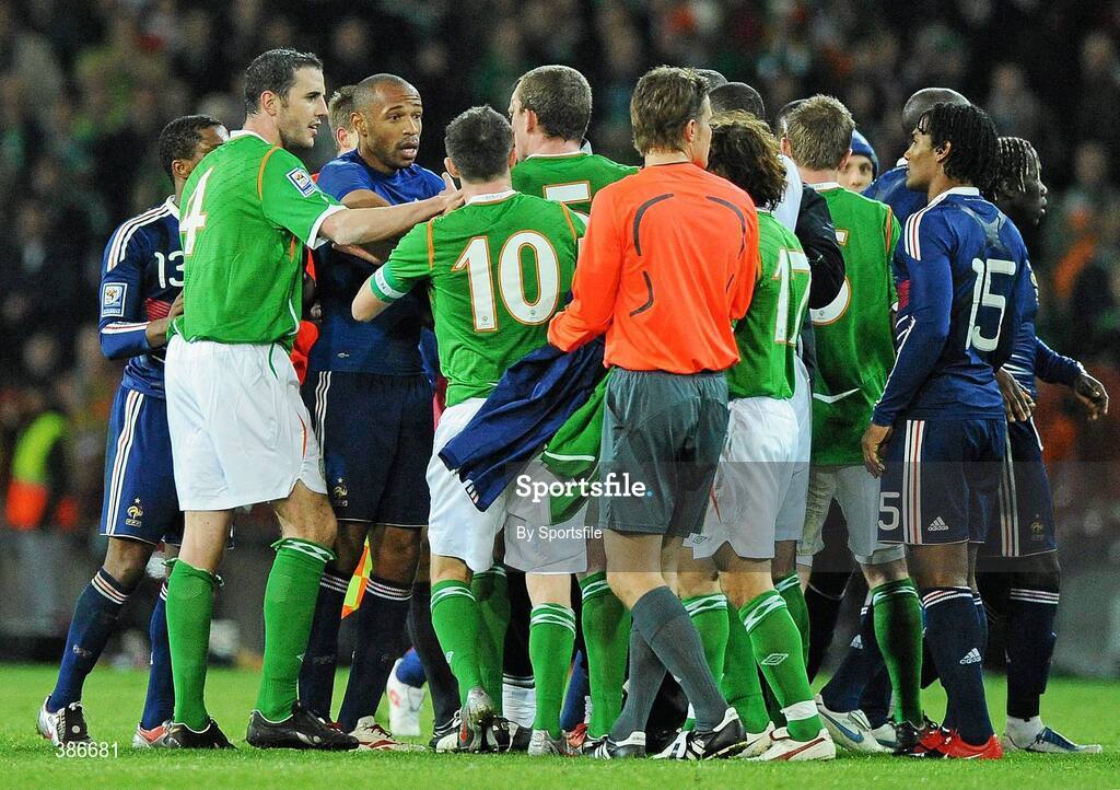 14 November 2009; A row breaks out between the players at the end of the game. FIFA 2010 World Cup Qualifying Play-off 1st Leg, Republic of Ireland v France, Croke Park, Dublin. Photo by Sportsfile
