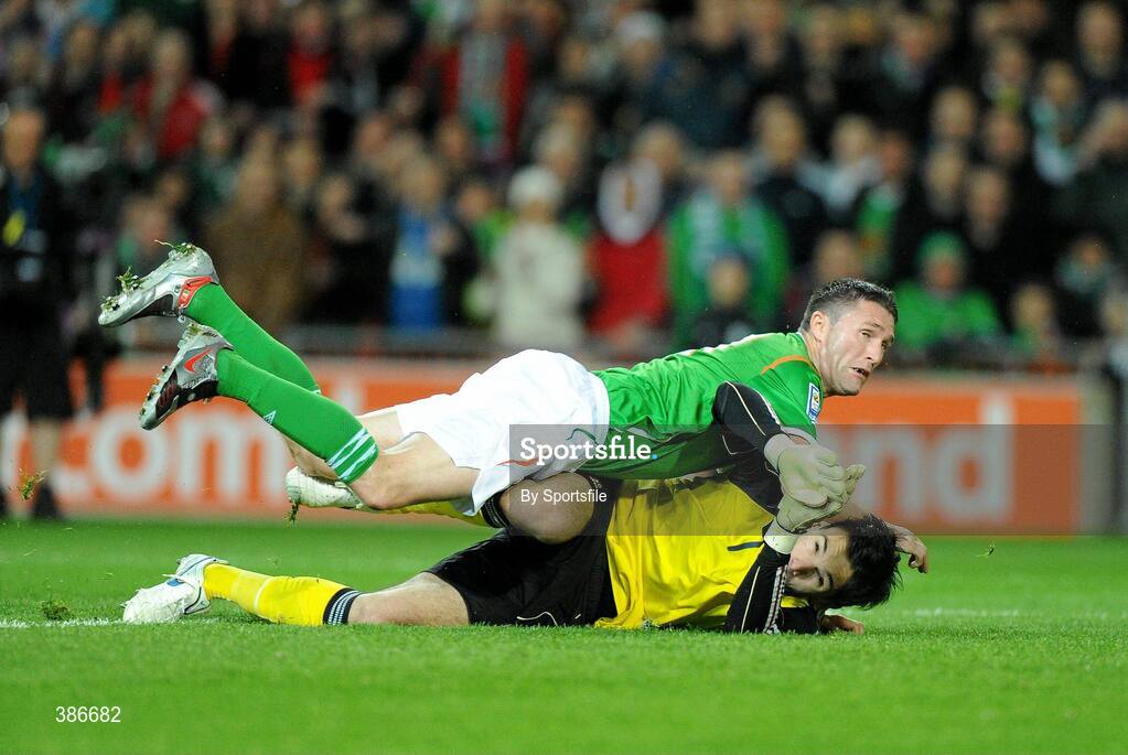 14 November 2009; Robbie Keane, Republic of Ireland, lands on Hugo Lloris, France. FIFA 2010 World Cup Qualifying Play-off 1st Leg, Republic of Ireland v France, Croke Park, Dublin. Photo by Sportsfile