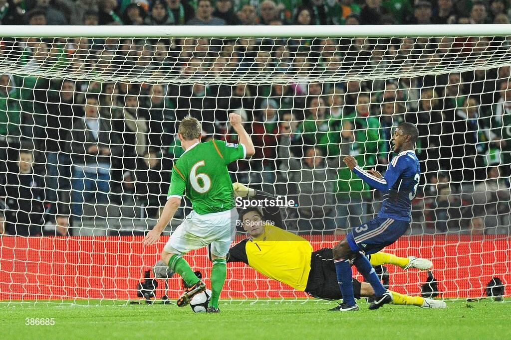 14 November 2009; Glenn Whelan, Republic of Ireland, attempts a shot on goal. FIFA 2010 World Cup Qualifying Play-off 1st Leg, Republic of Ireland v France, Croke Park, Dublin. Photo by Sportsfile