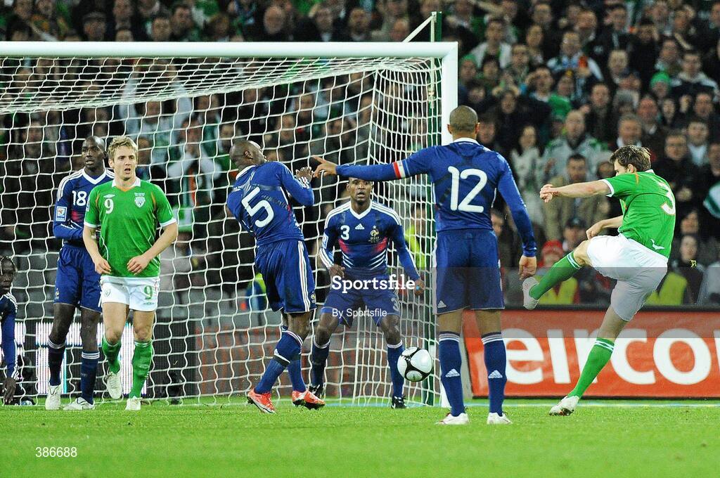 14 November 2009; Kevin Kilbane, Republic of Ireland, attempts a shot on goal. FIFA 2010 World Cup Qualifying Play-off 1st Leg, Republic of Ireland v France, Croke Park, Dublin. Photo by Sportsfile