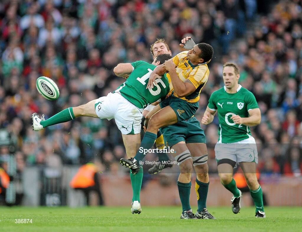 15 November 2009; Rob Kearney, Ireland, in action against Rocky Elsom, left, and Will Genia, right, Australia. Autumn International Guinness Series 2009, Ireland v Australia, Croke Park, Dublin. Picture credit: Stephen McCarthy / SPORTSFILE