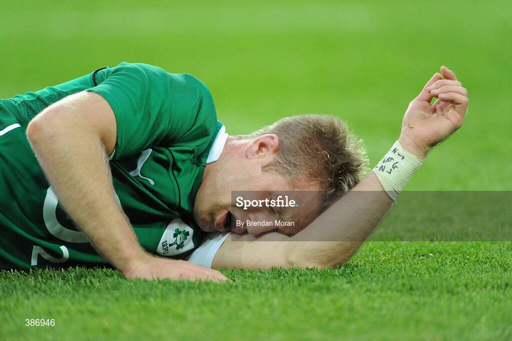 15 November 2009; Ireland's Luke Fitzgerald in distress before leaving the pitch with a knee injury. Autumn International Guinness Series 2009, Ireland v Australia, Croke Park, Dublin. Picture credit: Brendan Moran / SPORTSFILE