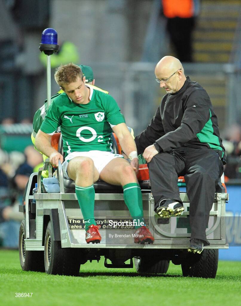 15 November 2009; Ireland's Luke Fitzgerald leaves the pitch with a knee injury. Autumn International Guinness Series 2009, Ireland v Australia, Croke Park, Dublin. Picture credit: Brendan Moran / SPORTSFILE