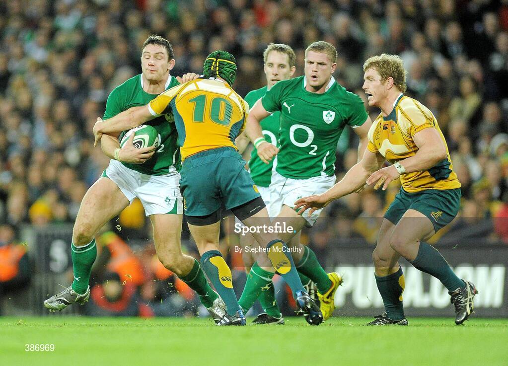 15 November 2009; David Wallace, Ireland, is tackled by Matt Giteau, Australia. Autumn International Guinness Series 2009, Ireland v Australia, Croke Park, Dublin. Picture credit: Stephen McCarthy / SPORTSFILE