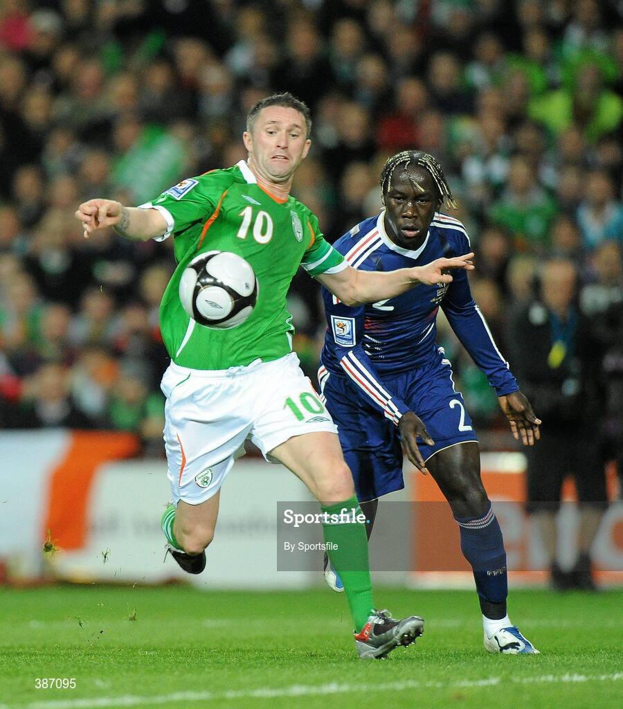 14 November 2009; Robbie Keane, Republic of Ireland, in action against Bacary Sagna, France. FIFA 2010 World Cup Qualifying Play-off 1st Leg, Republic of Ireland v France, Croke Park, Dublin. Photo by Sportsfile