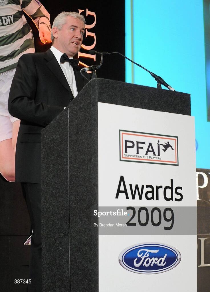 15 November 2009; MC Con Murphy speaking at the awards. PFAI Ford Awards 2009, The Burlington Hotel, Dublin. Picture credit: Brendan Moran / SPORTSFILE