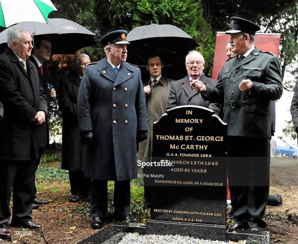 18 November 2009; Chief Superintendent of the PSNI Gerry O'Callaghan speaking at the Unveiling of the Headstone to Thomas St. George McCarthy while Uachtarán CLG Gael Criostóir Ó Cuana and Garda Commissioner Fachtna Murphy look on. Deansgrange Cemetery, Dublin. Picture credit: Pat Murphy / SPORTSFILE