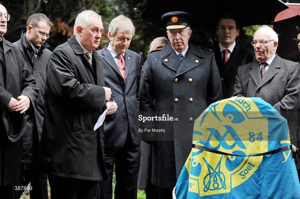 18 November 2009; Uachtarán CLG Gael Criostóir Ó Cuana speaking at the unveiling of the Headstone to Thomas St. George McCarthy while Paraic Duffy, Ard Stiurthoir of the GAA, and Garda Commissioner Facthna Murphy look on. Deansgrange Cemetery, Dublin. Picture credit: Pat Murphy / SPORTSFILE