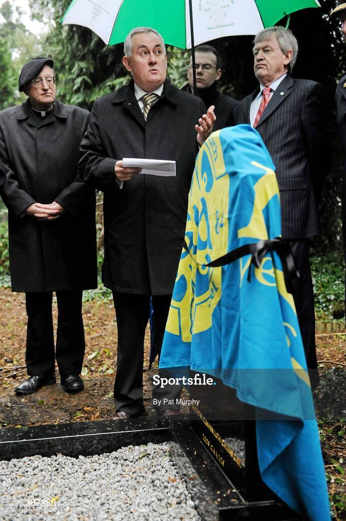 18 November 2009; Uachtarán CLG Gael Criostóir Ó Cuana speaking at the unveiling of the Headstone to Thomas St. George McCarthy while Paraic Duffy, Ard Stiurthoir of the GAA, looks on. Deansgrange Cemetery, Dublin. Picture credit: Pat Murphy / SPORTSFILE