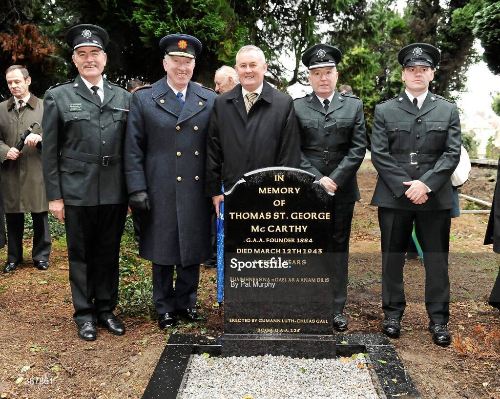 18 November 2009; Uachtarán CLG Gael Criostóir Ó Cuana with, from left, Gerry O'Callaghan, Chief Superintendent of the PSNI, Fachtna Murphy, Garda Commissioner, Gerry Murray, Super Intendent of the PSNI, and James Brannigan, Detective Constable, PSNI, at the Unveiling of the Headstone to Thomas St. George McCarthy. Deansgrange Cemetery, Dublin. Picture credit: Pat Murphy / SPORTSFILE