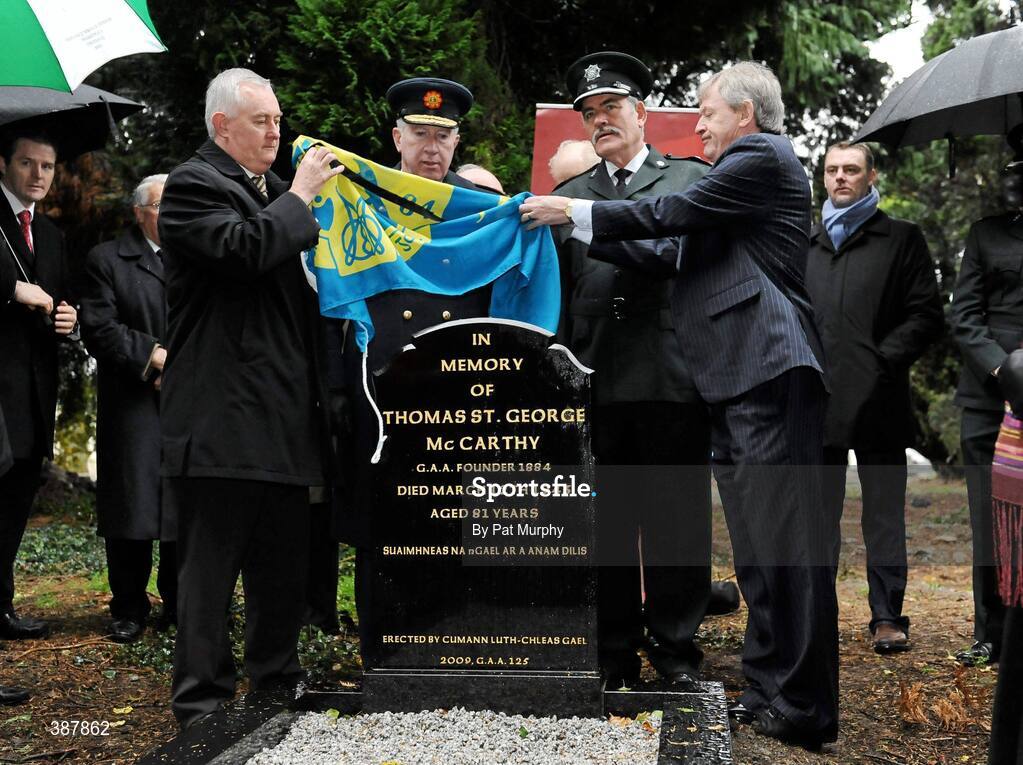 18 November 2009; Uachtarán CLG Gael Criostóir Ó Cuana, and Paraic Duffy, right, Ard Stiurthoir of the GAA, along with Garda Commissioner Facthna Murphy, second from left, and Chief Superintendent of the PSNI Gerry O'Callaghan, second from right, unveil the Headstone to Thomas St. George McCarthy. Deansgrange Cemetery, Dublin. Picture credit: Pat Murphy / SPORTSFILE