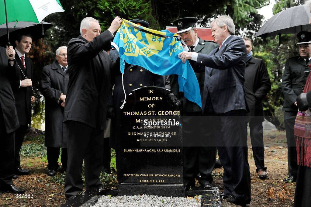 18 November 2009; Uachtarán CLG Gael Criostóir Ó Cuana, and Paraic Duffy, right, Ard Stiurthoir of the GAA, along with Garda Commissioner Facthna Murphy, hidden, second from left, and Chief Superintendent of the PSNI Gerry O'Callaghan, second from right, unveil the Headstone to Thomas St. George McCarthy. Deansgrange Cemetery, Dublin. Picture credit: Pat Murphy / SPORTSFILE