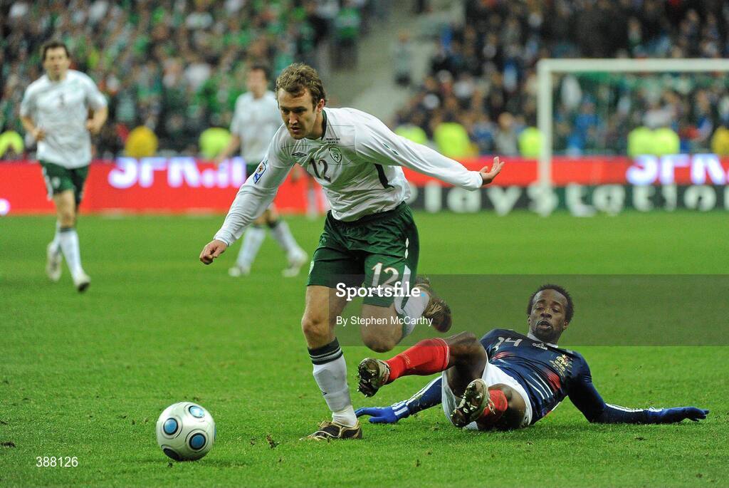 18 November 2009; Aiden McGeady, Republic of Ireland, in action against Sidney Govou, France. FIFA 2010 World Cup Qualifying Play-off 2nd Leg, Republic of Ireland v France, Stade de France, Saint-Denis, Paris, France. Picture credit: Stephen McCarthy / SPORTSFILE