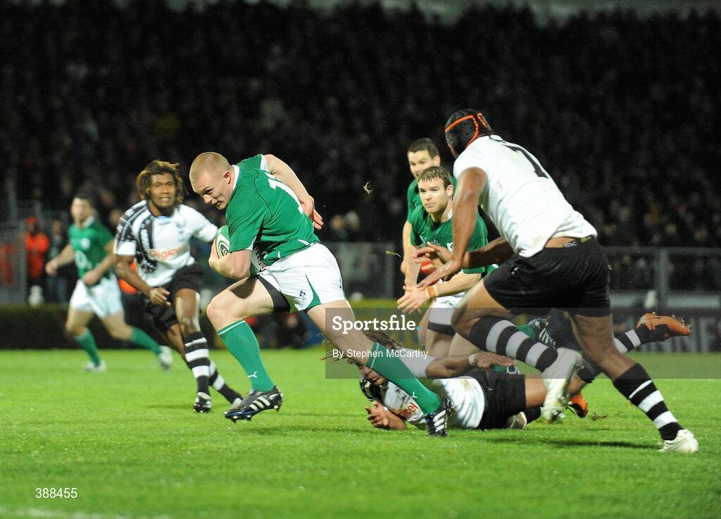 21 November 2009; Keith Earls, Ireland, on his way to score his side's first try. Autumn International Guinness Series 2009, Ireland v Fiji, Royal Dublin Society, Ballsbridge, Dublin. Picture credit: Stephen McCarthy / SPORTSFILE