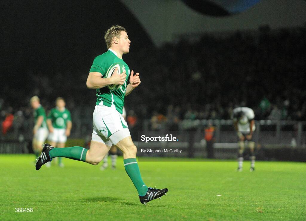 21 November 2009; Brian O’Driscoll, Ireland, runs in his side's second try. Autumn International Guinness Series 2009, Ireland v Fiji, Royal Dublin Society, Ballsbridge, Dublin. Picture credit: Stephen McCarthy / SPORTSFILE