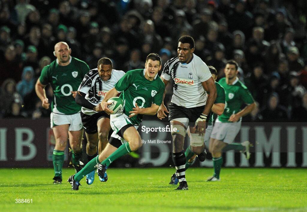 21 November 2009; Jonathan Sexton, Ireland, goes past the Fiji defence. Autumn International Guinness Series 2009, Ireland v Fiji, Royal Dublin Society, Ballsbridge, Dublin. Picture credit: Matt Browne / SPORTSFILE