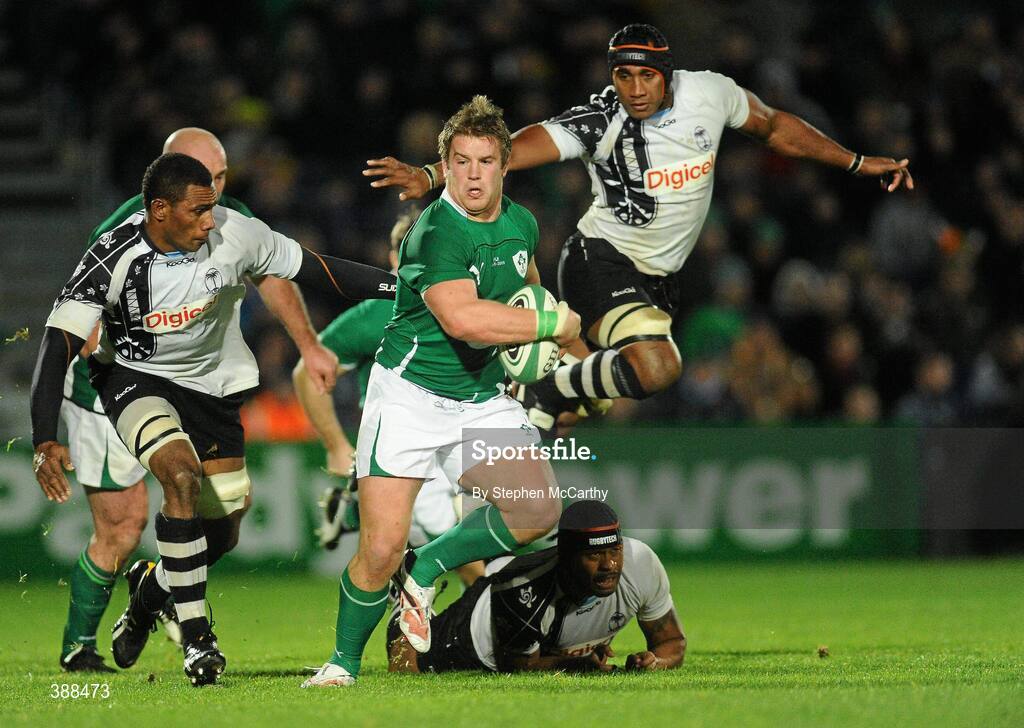 21 November 2009; Sean O’Brien, Ireland, breaks away from Fiji players. Autumn International Guinness Series 2009, Ireland v Fiji, Royal Dublin Society, Ballsbridge, Dublin. Picture credit: Stephen McCarthy / SPORTSFILE