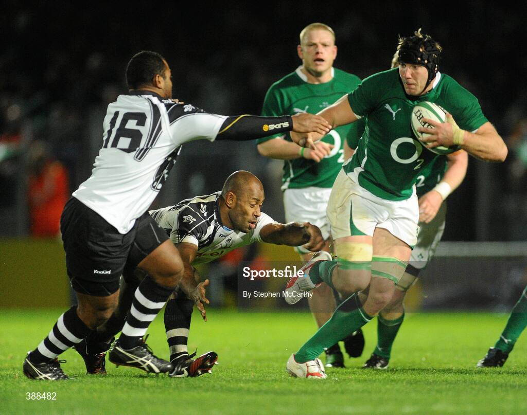 21 November 2009; Stephen Ferris, Ireland, in action against Mosese Rauluni and Isireli Ledua, 16, Fiji. Autumn International Guinness Series 2009, Ireland v Fiji, Royal Dublin Society, Ballsbridge, Dublin. Picture credit: Stephen McCarthy / SPORTSFILE