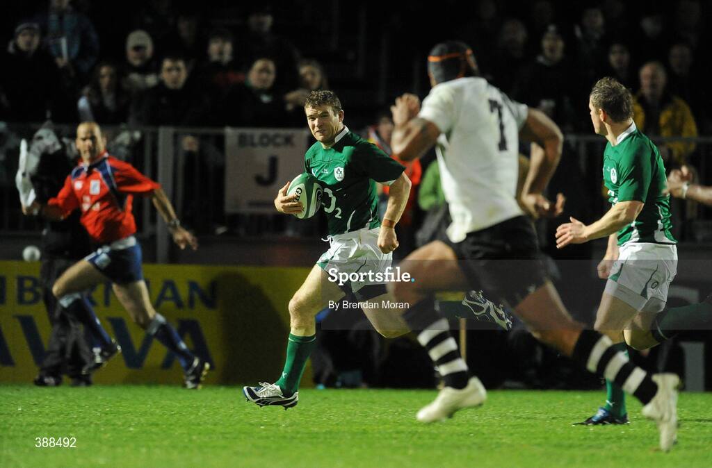 21 November 2009; Gordon D'Arcy, Ireland, races through the Fijian defence. Autumn International Guinness Series 2009, Ireland v Fiji, Royal Dublin Society, Ballsbridge, Dublin. Picture credit: Brendan Moran / SPORTSFILE