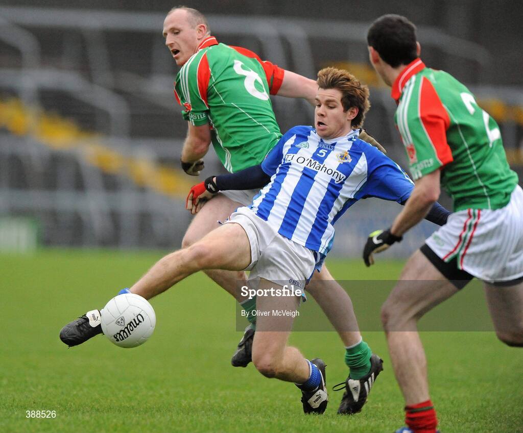 22 November 2009; Darragh Nelson, Ballyboden St Enda's, in action against Seanie O'Donoghue, Garrycastle. Garrycastle v Ballyboden St Enda's - AIB GAA Football Leinster Club Senior Championship Semi-Final, Cusack Park, Mullingar, Co. Westmeath. Picture credit: Oliver McVeigh / SPORTSFILE
