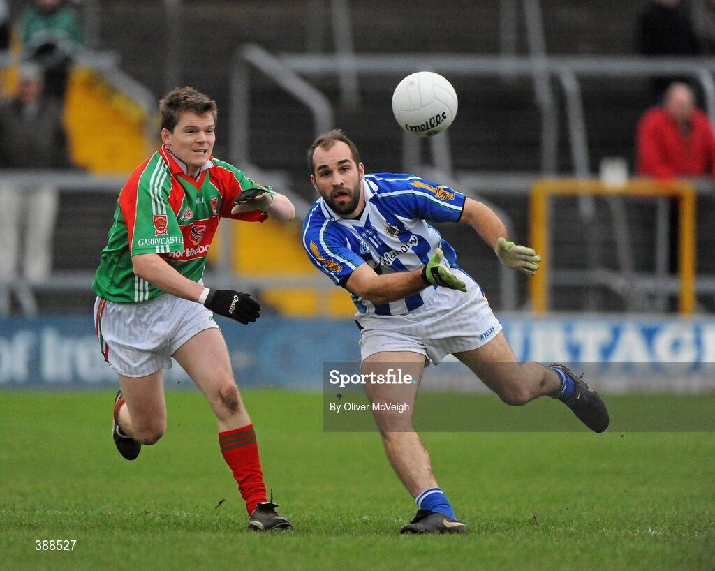 22 November 2009; Stephen Hiney, Ballyboden St Enda's, in action against Karl Henson, Garrycastle. Garrycastle v Ballyboden St Enda's - AIB GAA Football Leinster Club Senior Championship Semi-Final, Cusack Park, Mullingar, Co. Westmeath. Picture credit: Oliver McVeigh / SPORTSFILE
