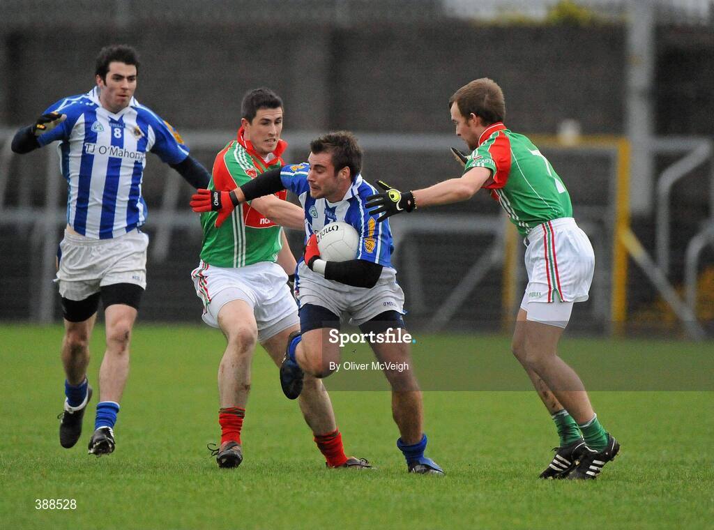 22 November 2009; Shane Durkin, Ballyboden St Enda's, in action against Garry Dolan and Doran Harte, Garrycastle. Garrycastle v Ballyboden St Enda's - AIB GAA Football Leinster Club Senior Championship Semi-Final, Cusack Park, Mullingar, Co. Westmeath. Picture credit: Oliver McVeigh / SPORTSFILE