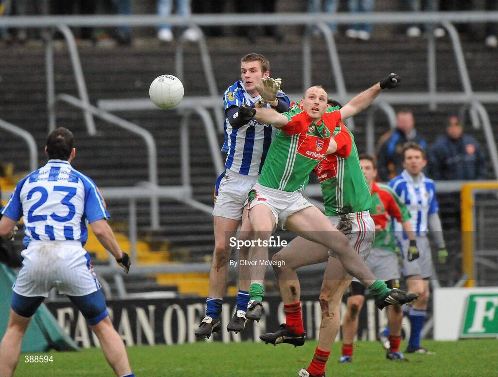 22 November 2009; Paul Galvin, Ballyboden St Enda's, in action against Seanie O'Donoghue, Garrycastle. Garrycastle v Ballyboden St Enda's - AIB GAA Football Leinster Club Senior Championship Semi-Final, Cusack Park, Mullingar, Co. Westmeath. Picture credit: Oliver McVeigh / SPORTSFILE