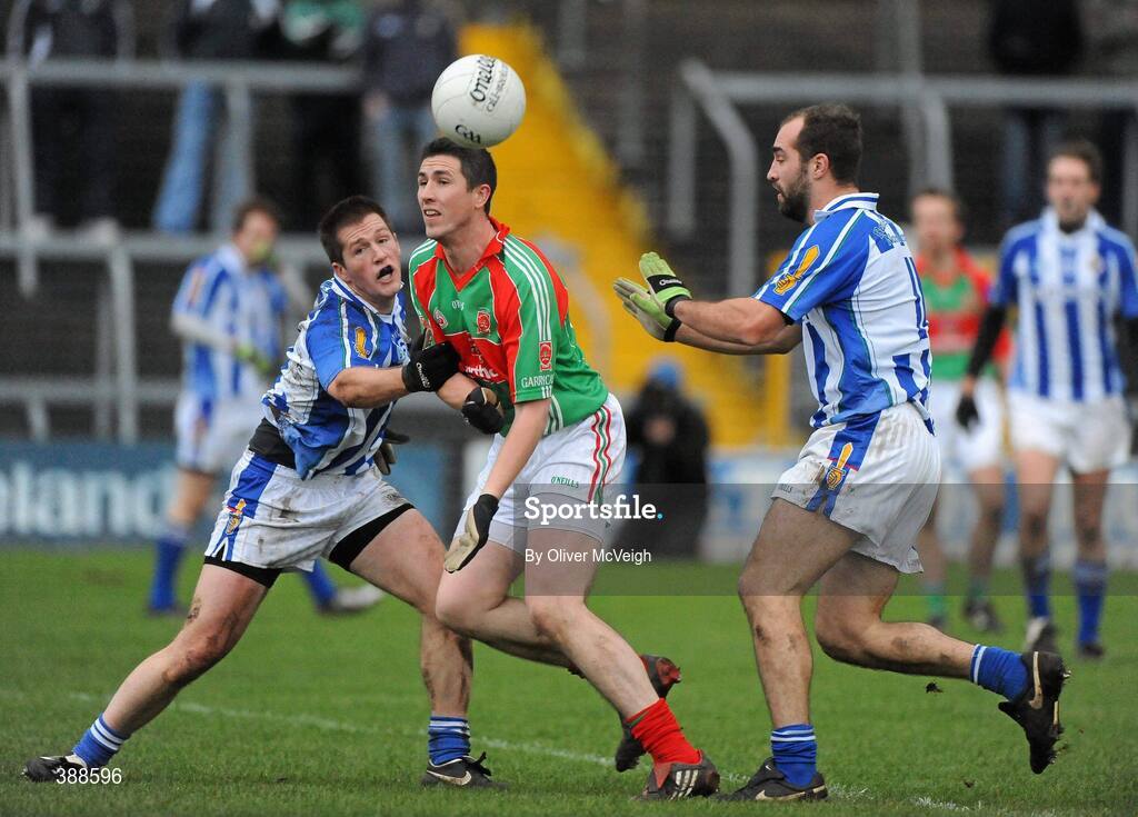 22 November 2009; Garry Dolan, Garrycastle, in action against James O'Hara and Stephen Hiney, Ballyboden St Enda's. Garrycastle v Ballyboden St Enda's - AIB GAA Football Leinster Club Senior Championship Semi-Final, Cusack Park, Mullingar, Co. Westmeath. Picture credit: Oliver McVeigh / SPORTSFILE