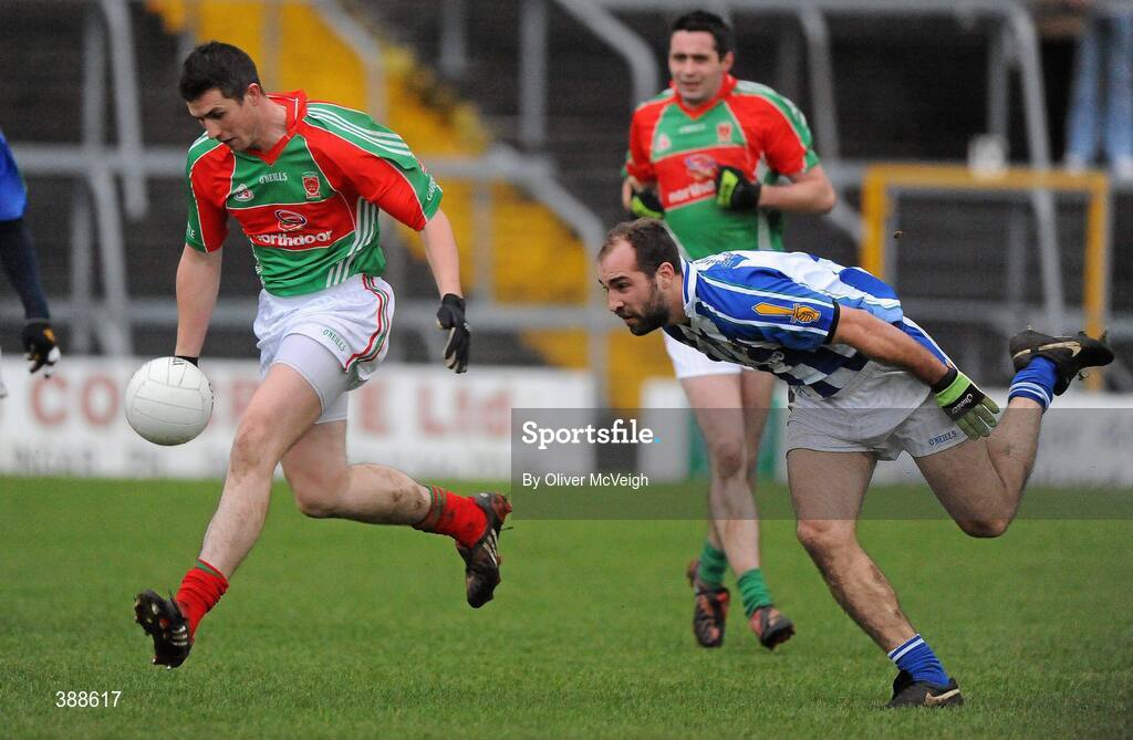 22 November 2009; Garry Dolan, Garrycastle, in action against Stephen Hiney, Ballyboden St Enda's. Garrycastle v Ballyboden St Enda's - AIB GAA Football Leinster Club Senior Championship Semi-Final, Cusack Park, Mullingar, Co. Westmeath. Picture credit: Oliver McVeigh / SPORTSFILE