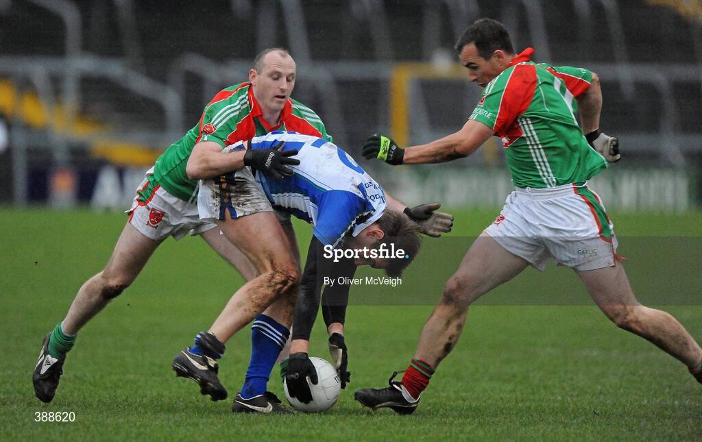 22 November 2009; Cormac Smyth, Ballyboden St Enda's, in action against Seanie O'Donoghue and Andrew Kerin, Garrycastle. Garrycastle v Ballyboden St Enda's - AIB GAA Football Leinster Club Senior Championship Semi-Final, Cusack Park, Mullingar, Co. Westmeath. Picture credit: Oliver McVeigh / SPORTSFILE