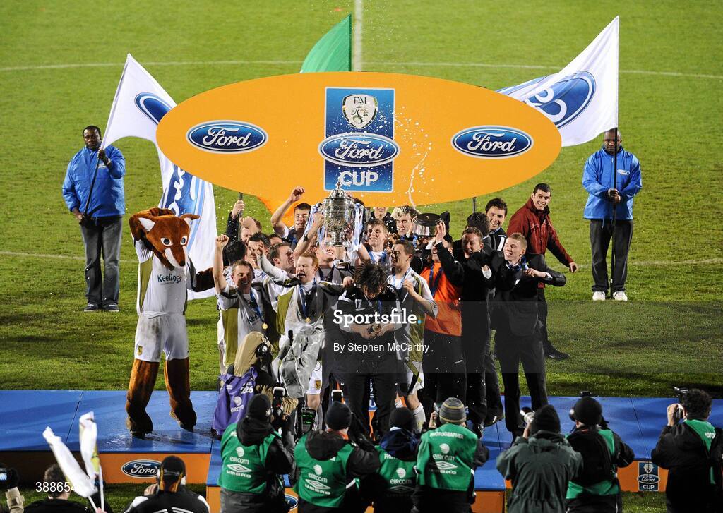 22 November 2009; Sporting Fingal players celebrate with the cup. FAI Ford Cup Final, Sligo Rovers v Sporting Fingal, Tallaght Stadium, Dublin. Picture credit: Stephen McCarthy / SPORTSFILE