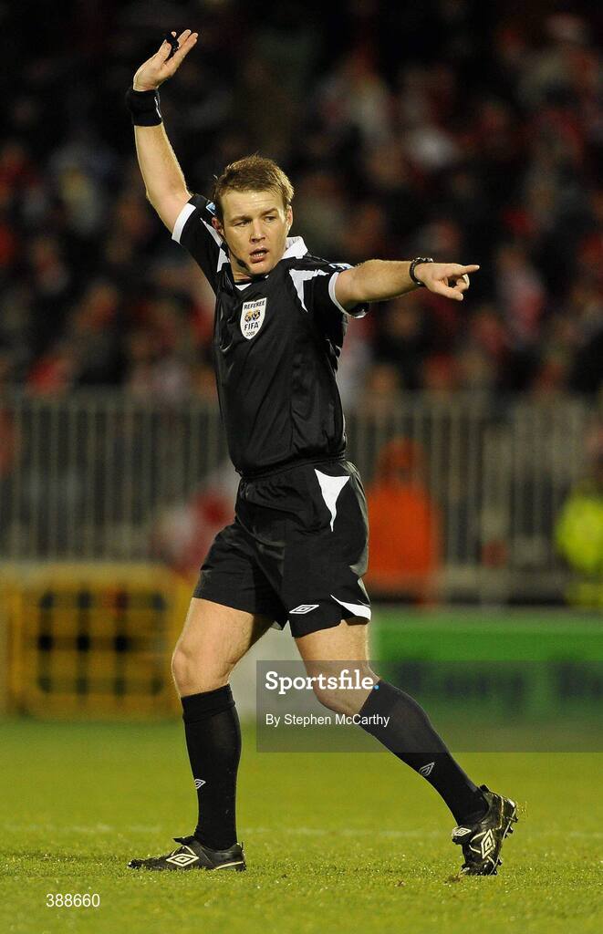 22 November 2009; Referee Alan Kelly. FAI Ford Cup Final, Sligo Rovers v Sporting Fingal, Tallaght Stadium, Dublin. Picture credit: Stephen McCarthy / SPORTSFILE