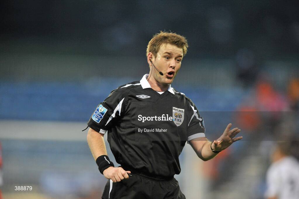 22 November 2009; Referee Alan Kelly. Sligo Rovers v Sporting Fingal - FAI Ford Cup Final, Tallaght Stadium, Dublin. Picture credit: David Maher / SPORTSFILE