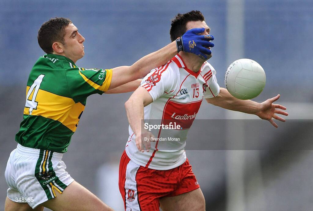 26 April 2009; Eoin Bradley, Derry, in action against Killian Young, Kerry. Allianz GAA National Football League, Division 1 Final, Kerry v Derry, Croke Park, Dublin. Picture credit: Brendan Moran / SPORTSFILE