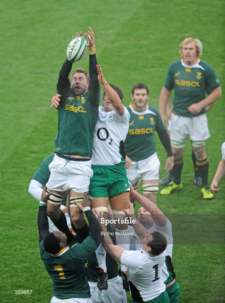 28 November 2009; Andries Bekker, South Africa, wins possession in the line-out ahead of Donncha O'Callaghan, Ireland. Autumn International Guinness Series 2009, Ireland v South Africa, Croke Park, Dublin. Picture credit: Ray McManus / SPORTSFILE