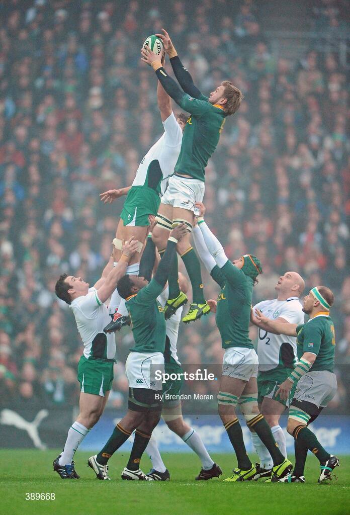28 November 2009; Donncha O'Callaghan, Ireland, contests a lineout with Andries Bekker, South Africa. Autumn International Guinness Series 2009, Ireland v South Africa, Croke Park, Dublin. Picture credit: Brendan Moran / SPORTSFILE