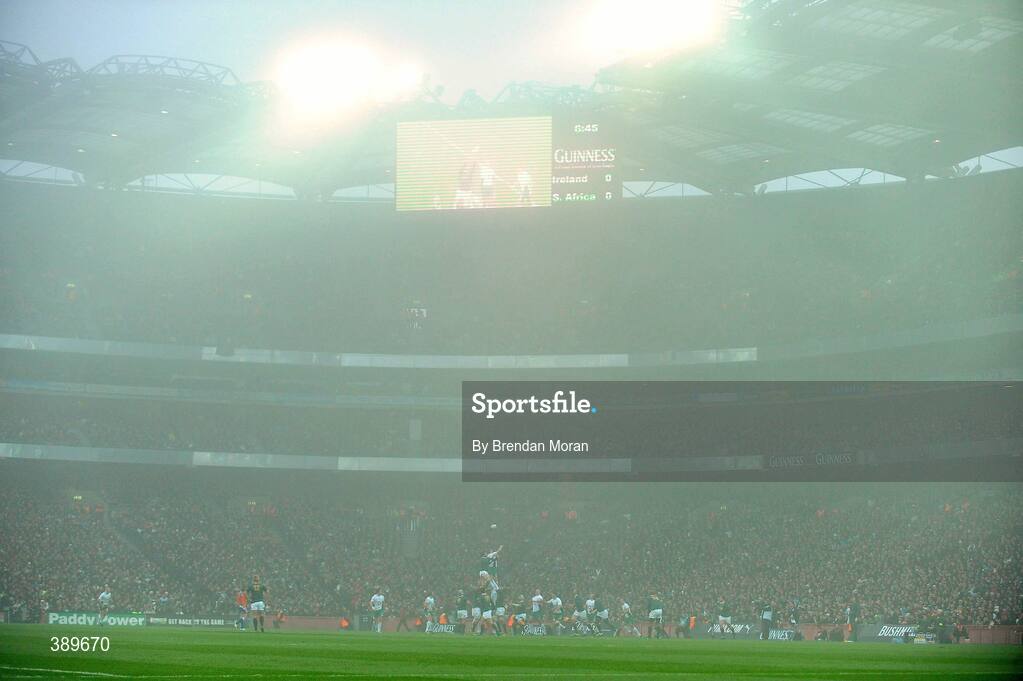 28 November 2009; Fog decends over Croke Park as Ireland and South Africa contest a lineout. Autumn International Guinness Series 2009, Ireland v South Africa, Croke Park, Dublin. Picture credit: Brendan Moran / SPORTSFILE