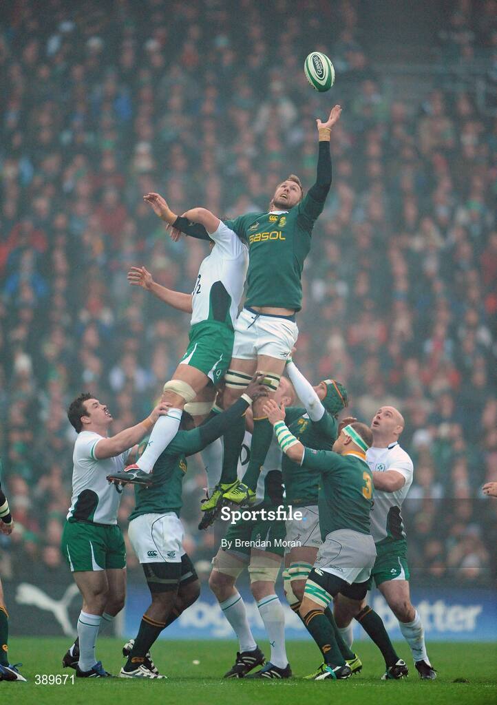 28 November 2009; Donncha O'Callaghan, Ireland, contests a lineout with Andries Bekker, South Africa. Autumn International Guinness Series 2009, Ireland v South Africa, Croke Park, Dublin. Picture credit: Brendan Moran / SPORTSFILE