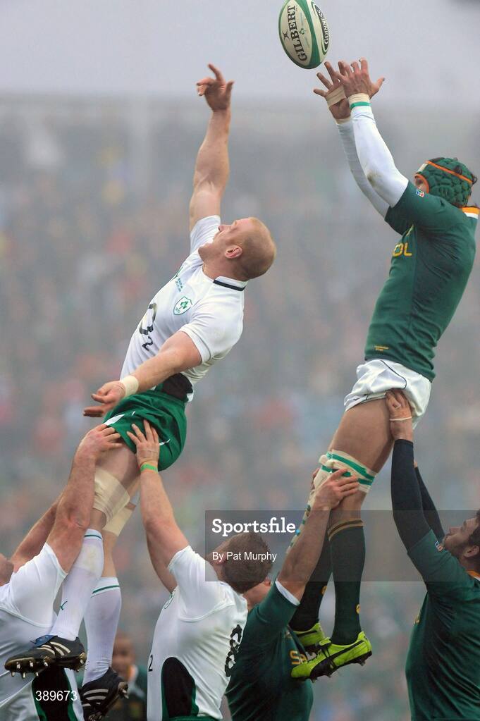 28 November 2009; Paul O'Connell, Ireland, contests a line-out against Victor Matfield, South Africa. Autumn International Guinness Series 2009, Ireland v South Africa, Croke Park, Dublin. Picture credit: Pat Murphy / SPORTSFILE