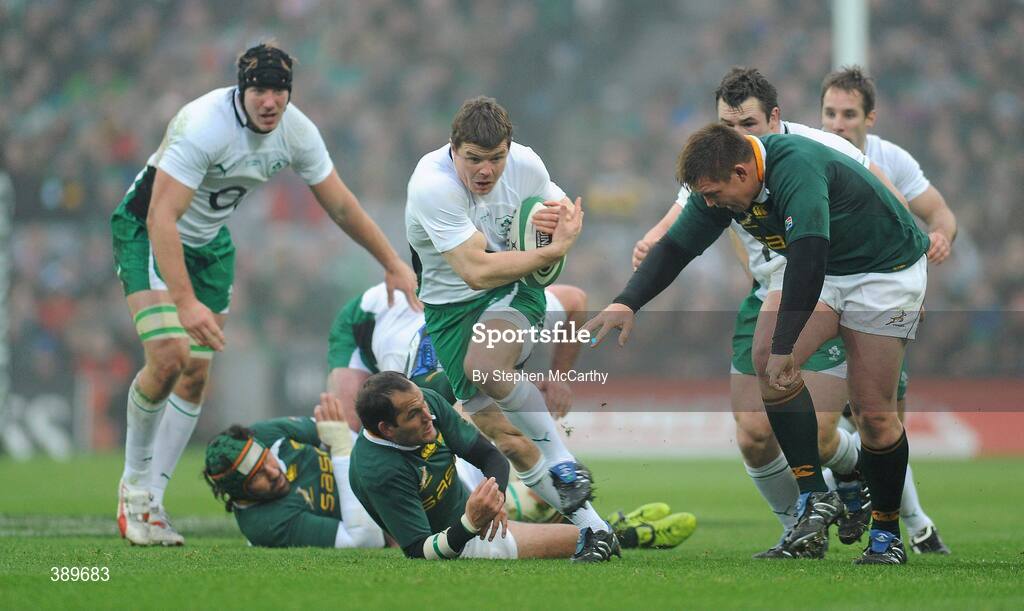 28 November 2009; Brian O'Driscoll, Ireland, breaks free from South Africa tackles. Autumn International Guinness Series 2009, Ireland v South Africa, Croke Park, Dublin. Picture credit: Stephen McCarthy / SPORTSFILE
