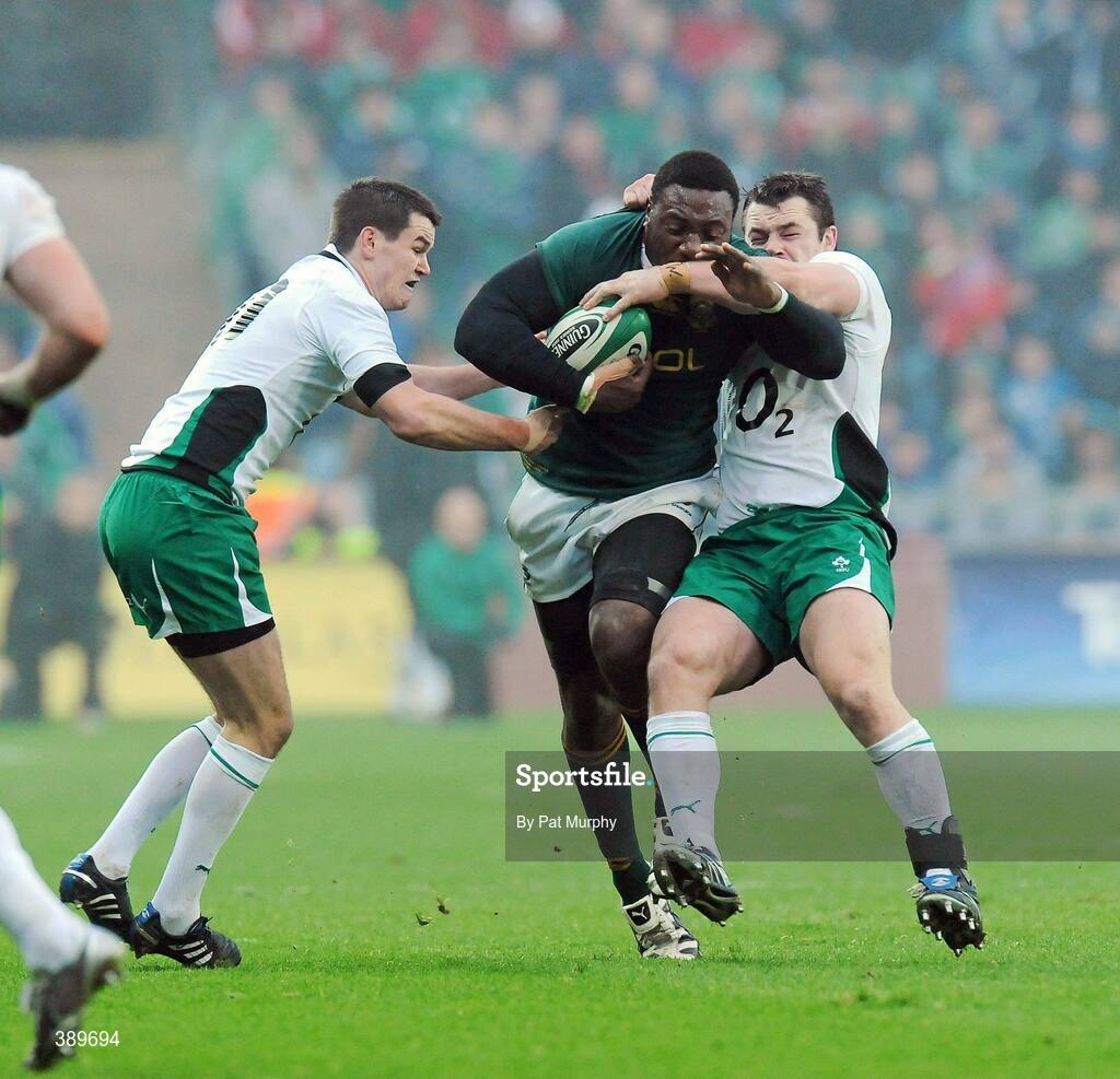 28 November 2009; Tendai Mtawarira, South Africa, is tackled by Jonathan Sexton, left, and Cian Healy, right, Ireland. Autumn International Guinness Series 2009, Ireland v South Africa, Croke Park, Dublin. Picture credit: Pat Murphy / SPORTSFILE