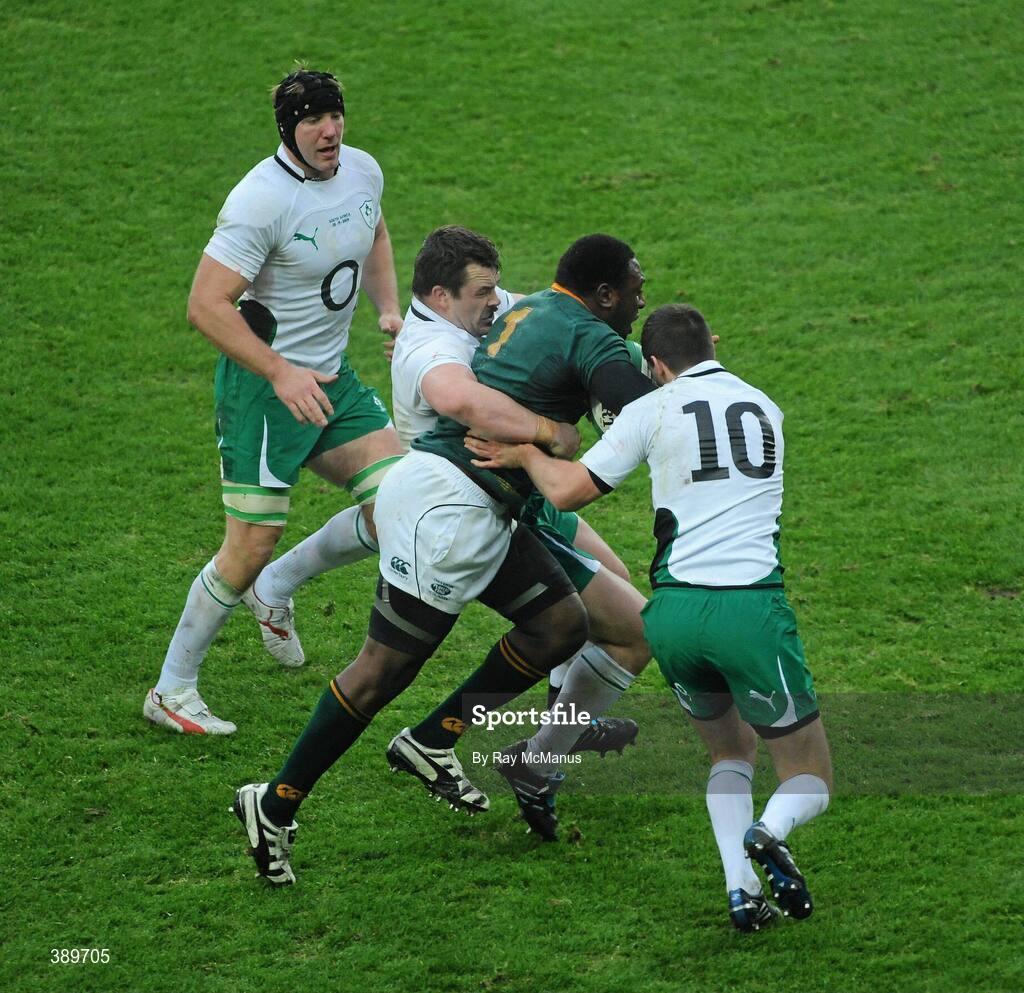 28 November 2009; Tendai Mtawarira, South Africa, is tackled by Jonathan Sexton, Cian Healy and David Wallace, left, Ireland. Autumn International Guinness Series 2009, Ireland v South Africa, Croke Park, Dublin. Picture credit: Ray McManus / SPORTSFILE