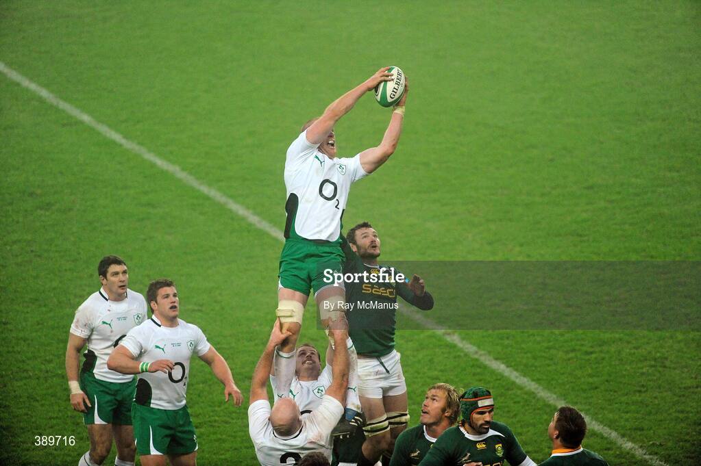 28 November 2009; Paul O'Connell, Ireland, wins possession in the line-out. Autumn International Guinness Series 2009, Ireland v South Africa, Croke Park, Dublin. Picture credit: Ray McManus / SPORTSFILE