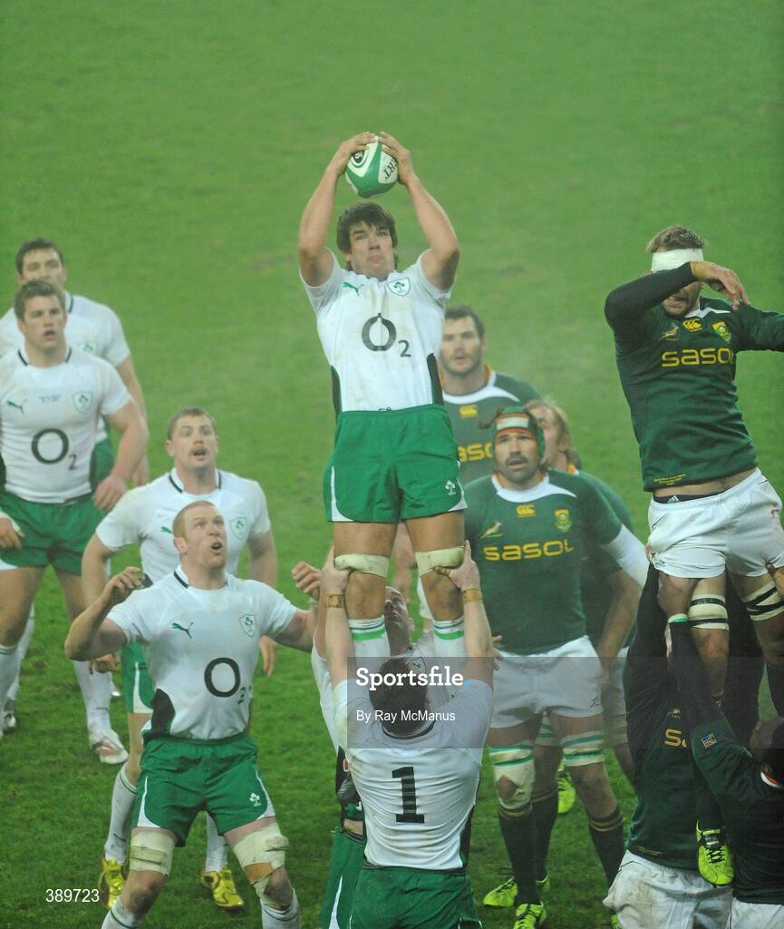 28 November 2009; Donncha O'Callaghan, Ireland, wins possession in a line-out. Autumn International Guinness Series 2009, Ireland v South Africa, Croke Park, Dublin. Picture credit: Ray McManus / SPORTSFILE