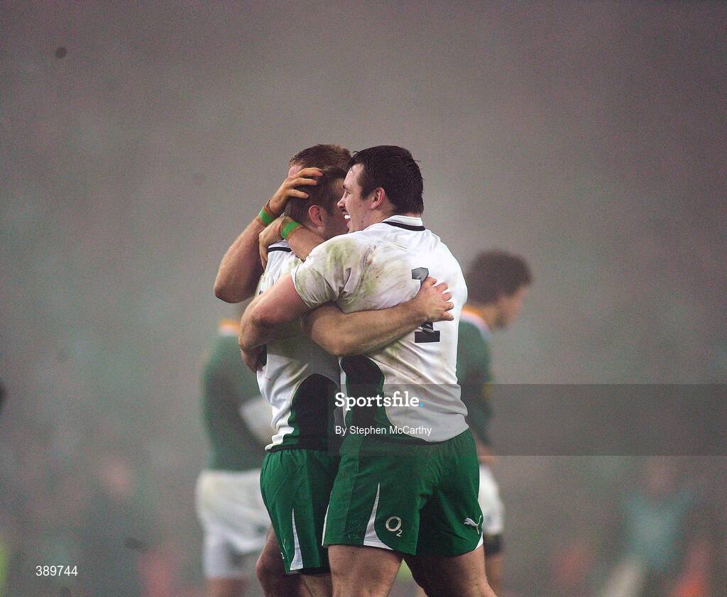 28 November 2009; Ireland players Jamie Heaslip, Tomas O'Leary, centre, and Cian Healy, 1, celebrate at the final whistle. Autumn International Guinness Series 2009, Ireland v South Africa, Croke Park, Dublin. Picture credit: Stephen McCarthy / SPORTSFILE